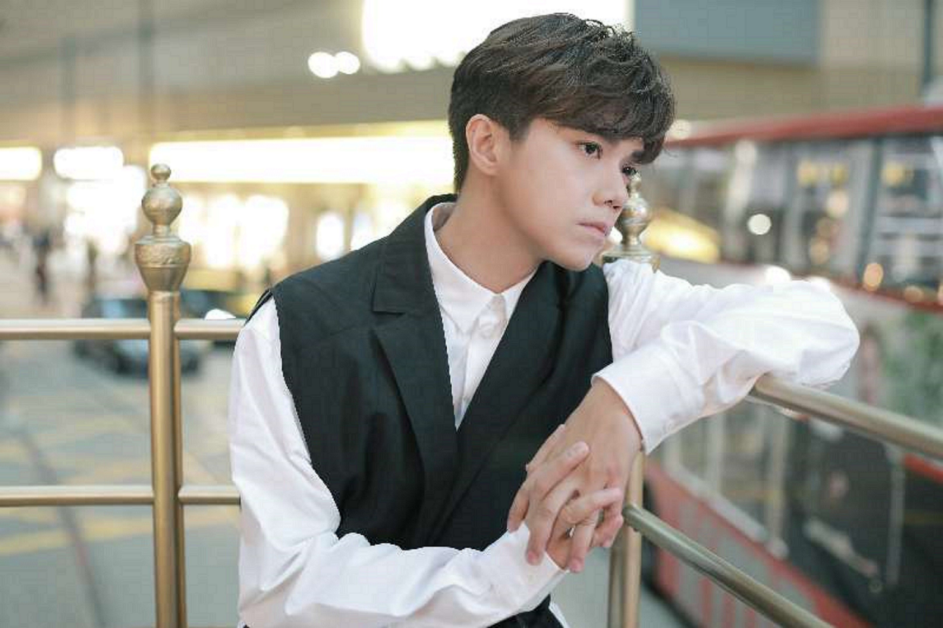 张敬轩《百年树木》mv上线笑称:入行阵容最具电影感的一次