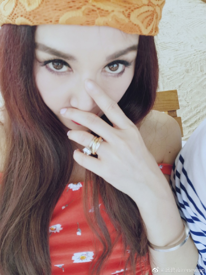 组图:温碧霞碎花吊带白短裙长腿吸睛 母子俩同框画面超有爱