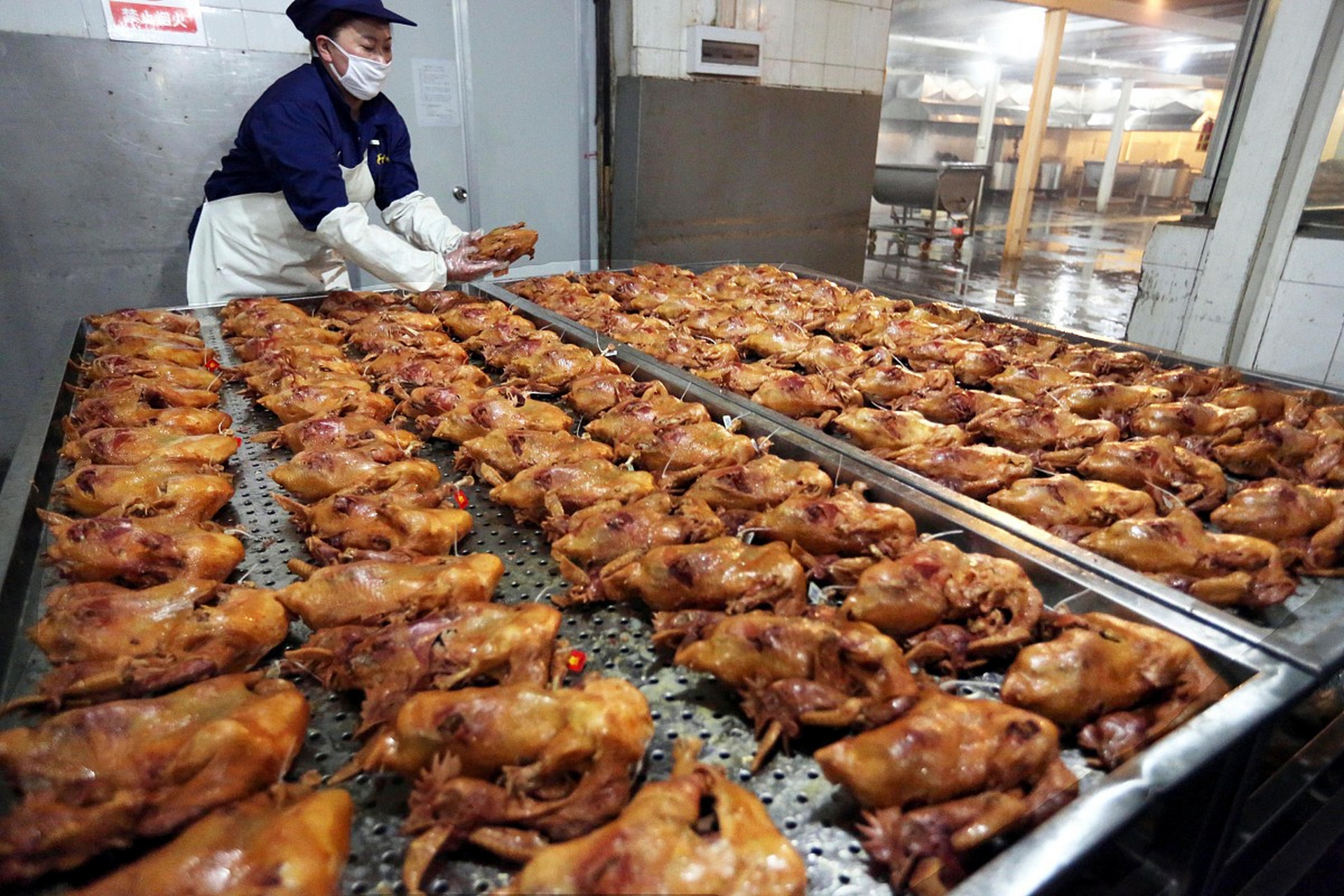德州扒鸡,源于山东省德州市的一道美食瑰宝,亦名德州五香脱骨扒鸡,与