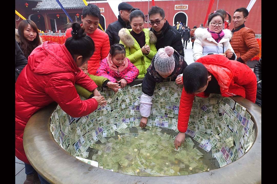 投币祈福最荒唐的行为:飞机发动机也逃不掉?网友:不要命了