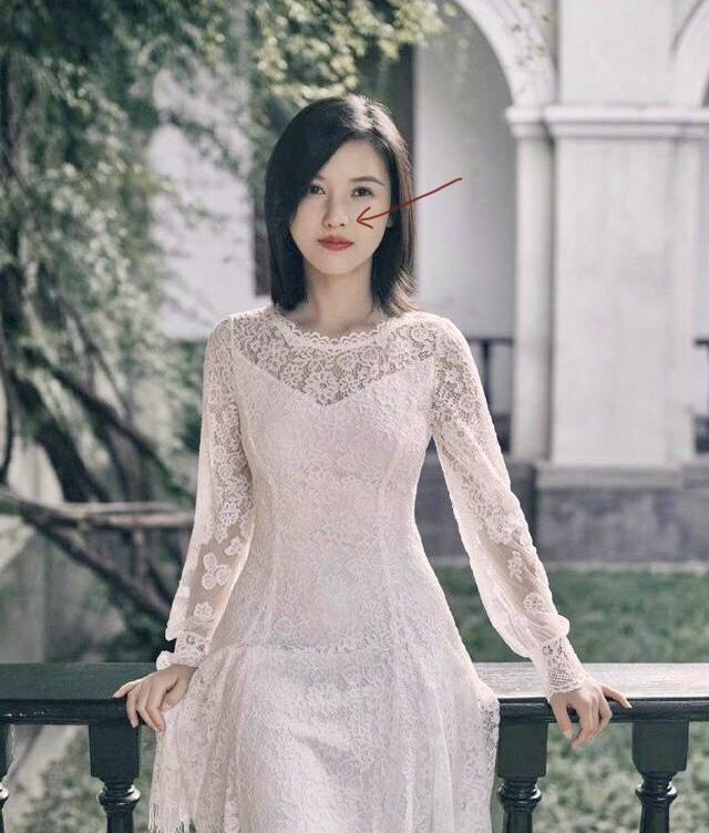 杨子姗鼻子一高一低图片