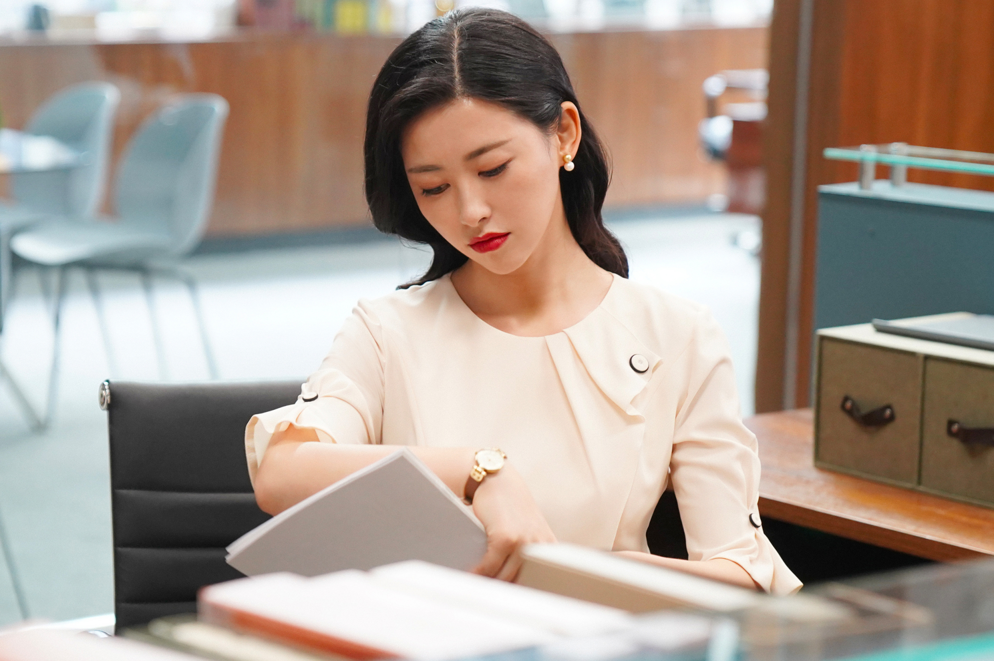 知性优雅,八面玲珑,职场女精英,造型小能手栗娜