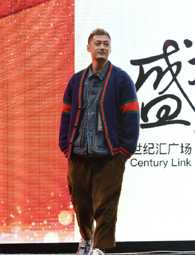 37岁余文乐穿着一件牛仔外套,外搭一件针织衫,配上卡其色宽松的裤子