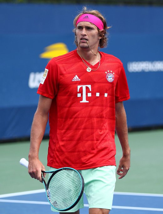 身份暴露了!德国网球选手兹维列夫身穿拜仁球衣备战美网