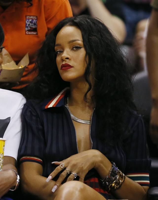 今日图集:詹姆斯迷妹蕾哈娜现场观战湖人比赛