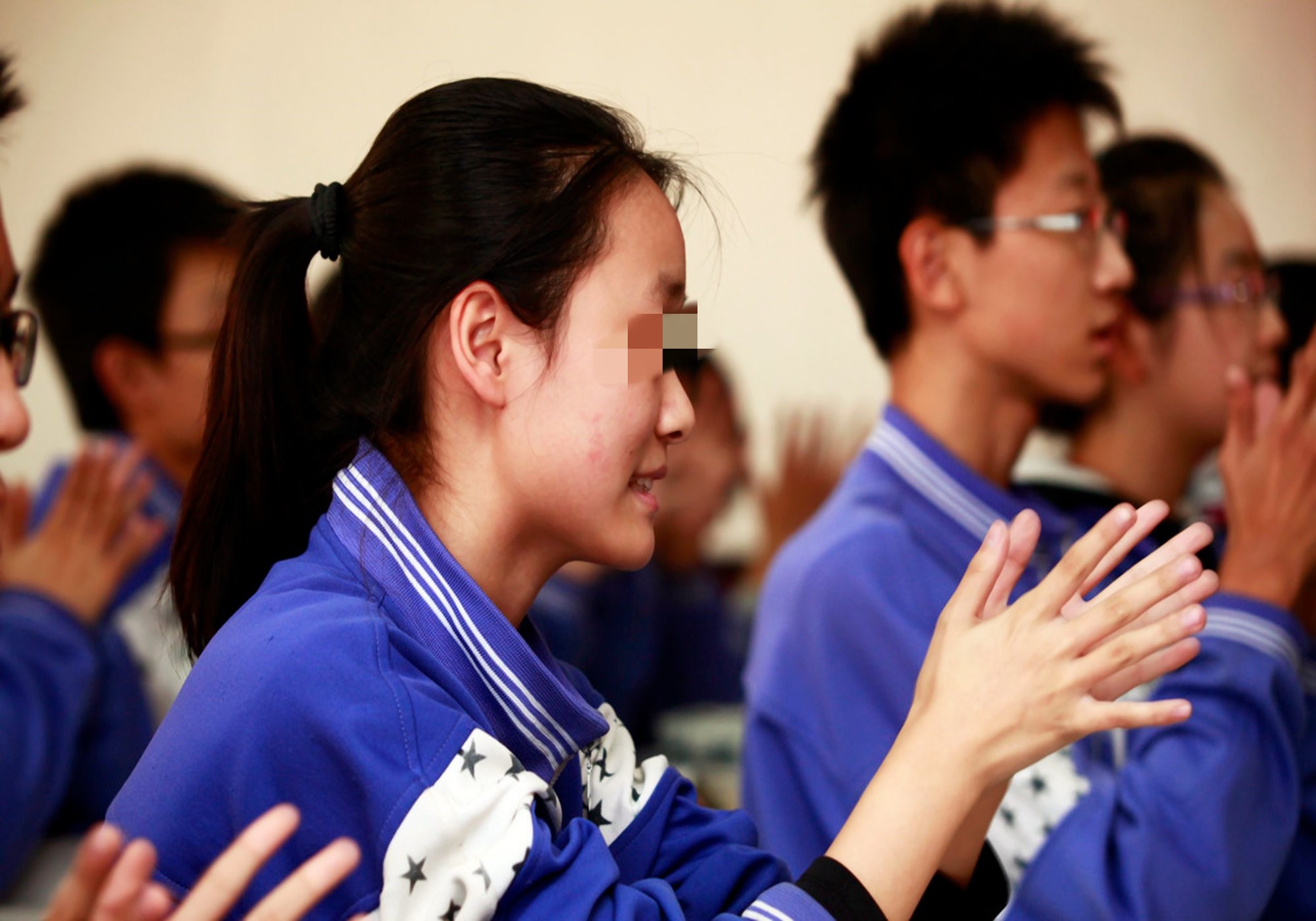 12岁女儿早恋,监控记录客厅一幕,爸爸求助:养女不知羞,何解?