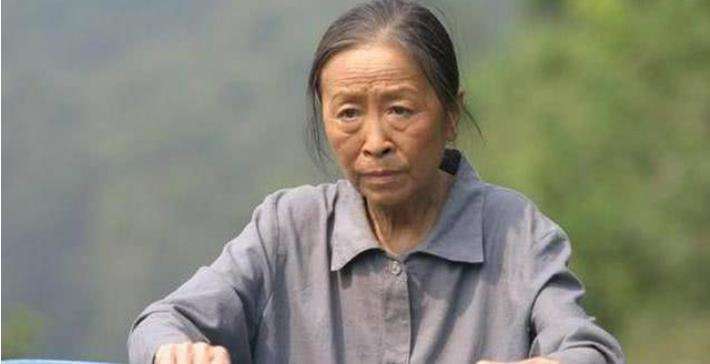 84岁的"丑娘"张少华和老伴蜗居在40平米的老房子里,一辈子省吃俭用