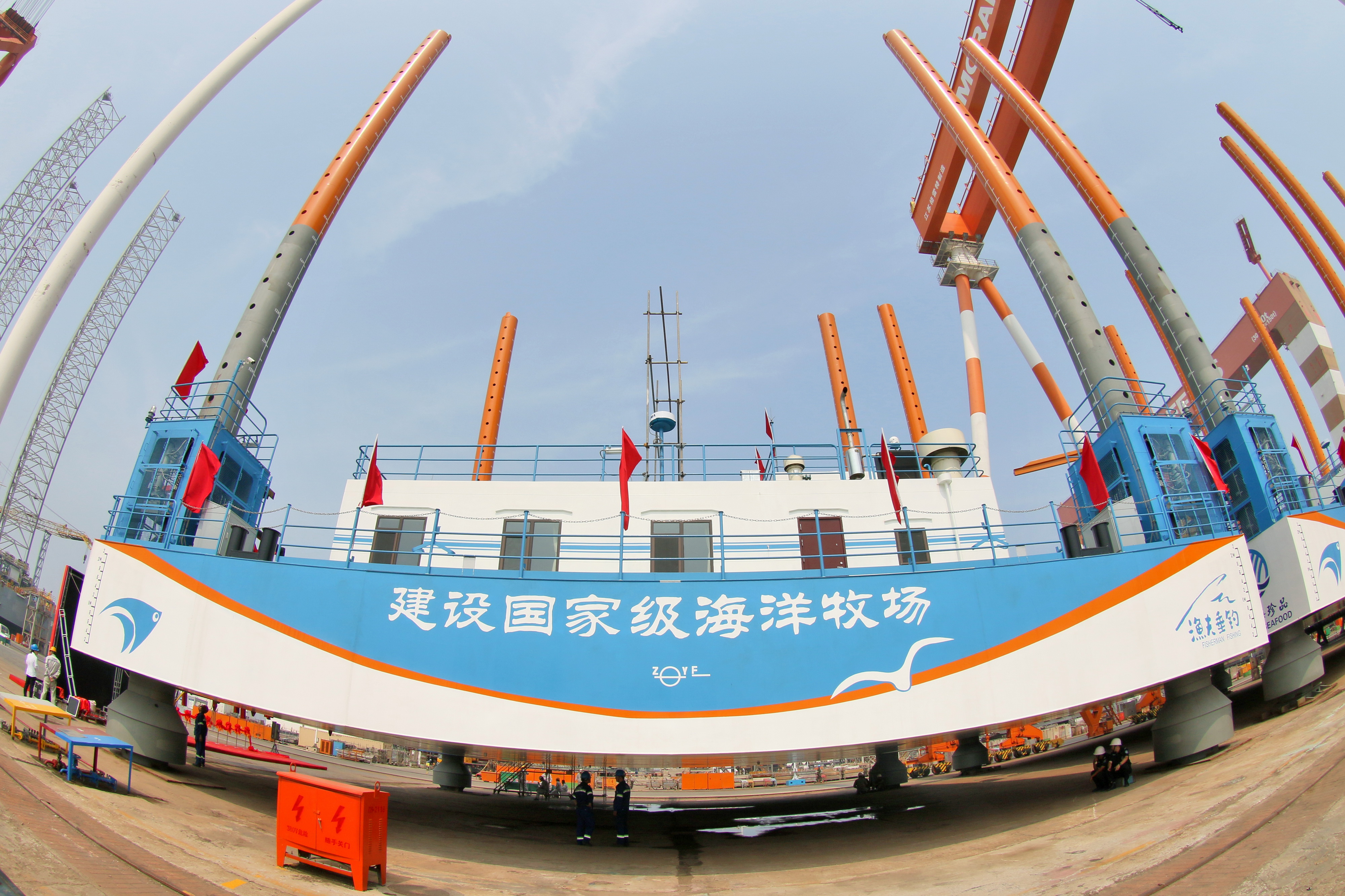 三座自升式海洋牧场平台在山东烟台交付(1)
