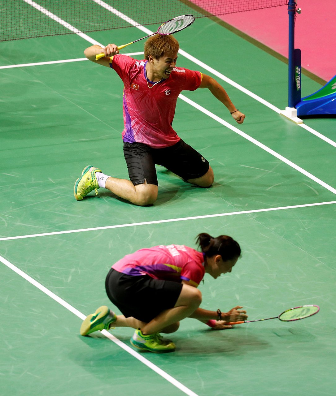 羽毛球双打发球边界是指在发球时,发球员必须站在自己的发球区内,而接