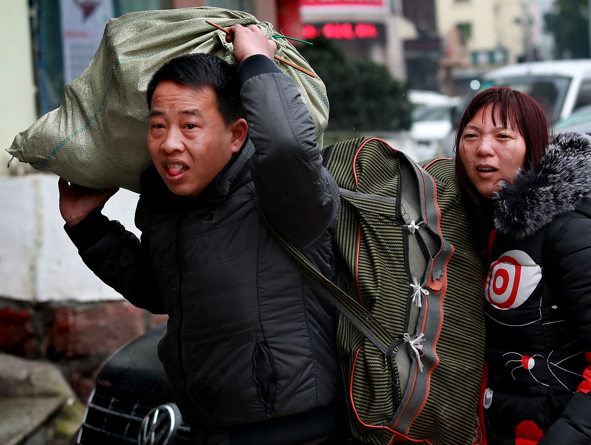 车站里,一批又一批的打工人,脚步匆匆又急切