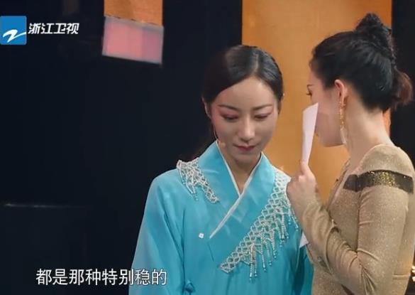 章子怡对韩雪说"悄悄话"忘关麦,不料话语流出,观众一脸尴尬