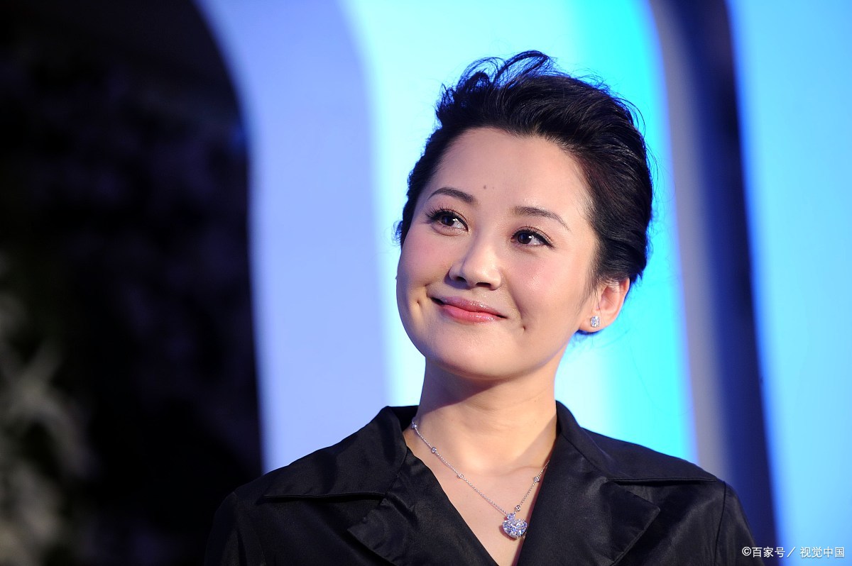 51岁许晴街头偶遇,身材玲珑,笑容满面依然是少女!