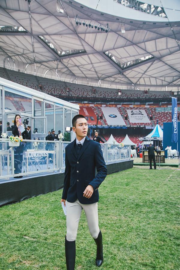 张哲瀚受邀出席国际马术赛 丝绒西装展绅士气质