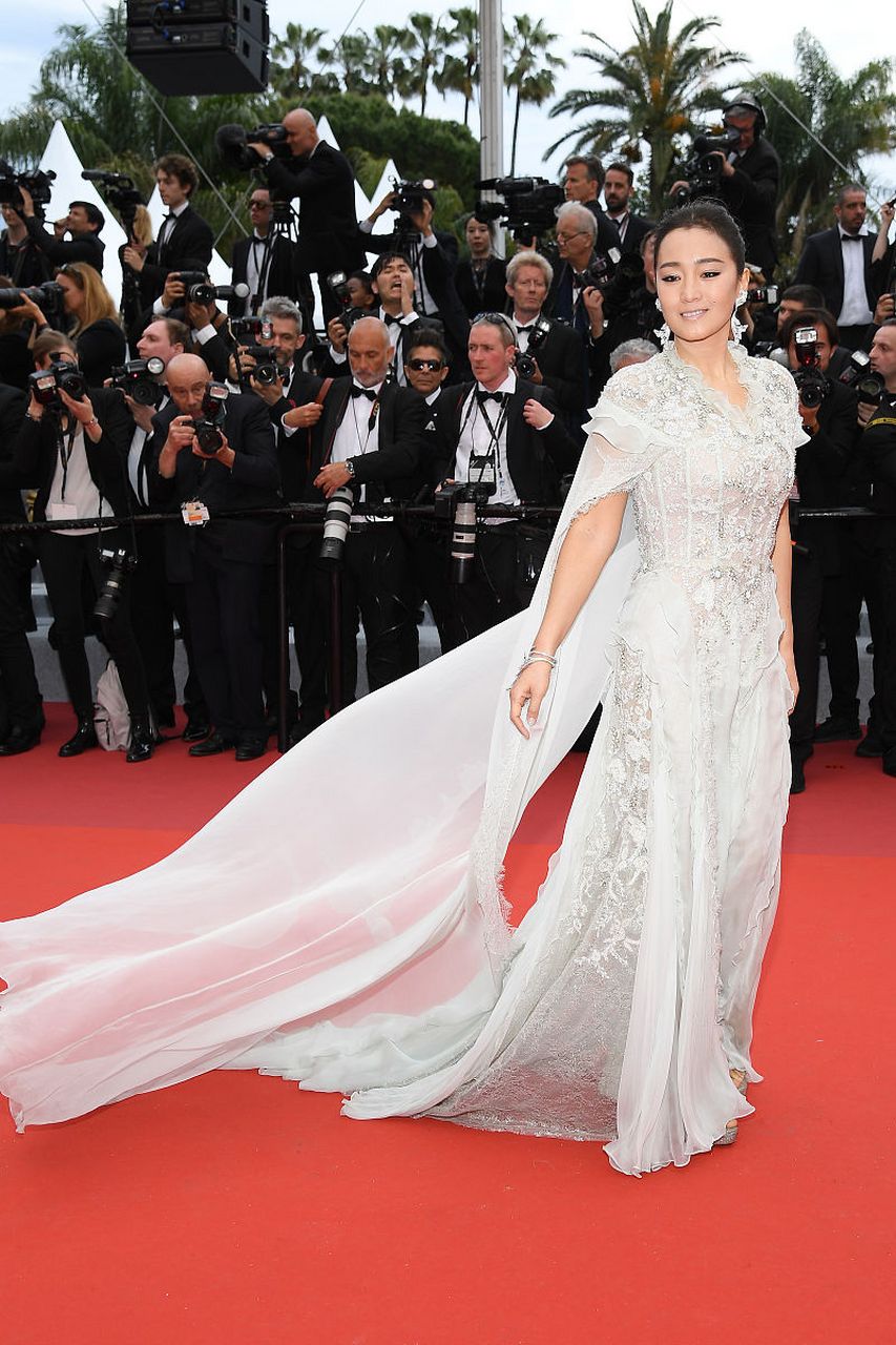 今日,巩俐最新大片上线,黑色鎏金蕾丝礼服搭配金色腰封,一袭优雅的