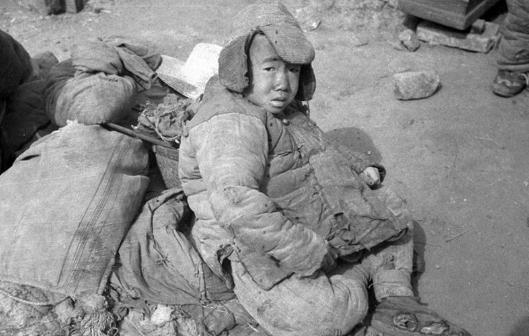 坐着等待父母回来的难民儿童.