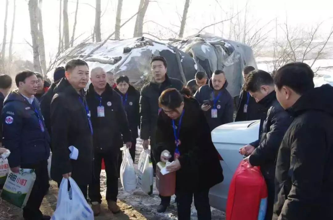 雷锋志愿者协会慰问德惠好人孙显华