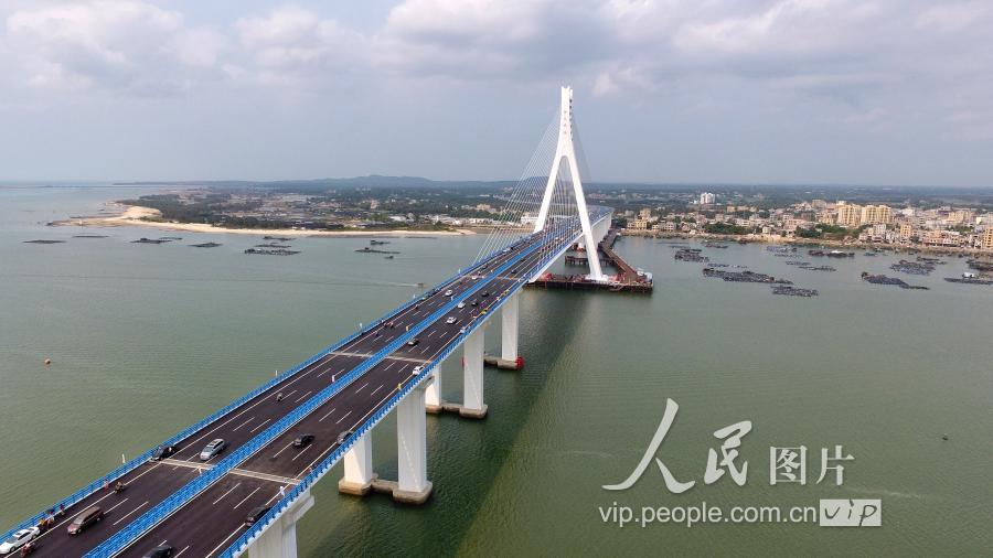 中国首座跨越地震活动断层的跨海大桥——海南海文大桥建成通车