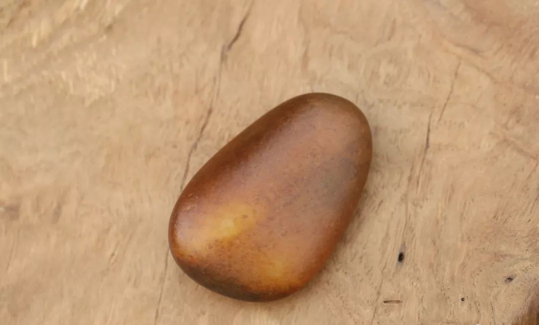 这块和田玉干干巴巴,麻麻赖赖,一点都不圆润,盘它!