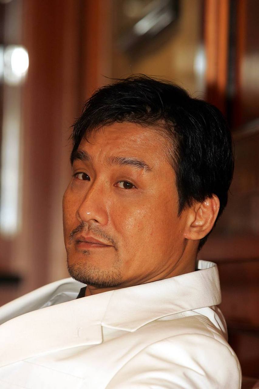 掀起了一场声势浩大的争议风暴,源于一位备受瞩目的明星艺人,梁家辉