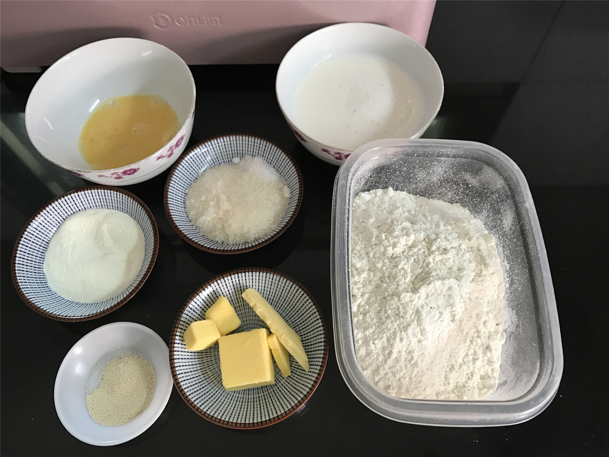 5克,黄油20克,豆沙馅120克,红色色素少许 做法:1,准备好材料,面包粉