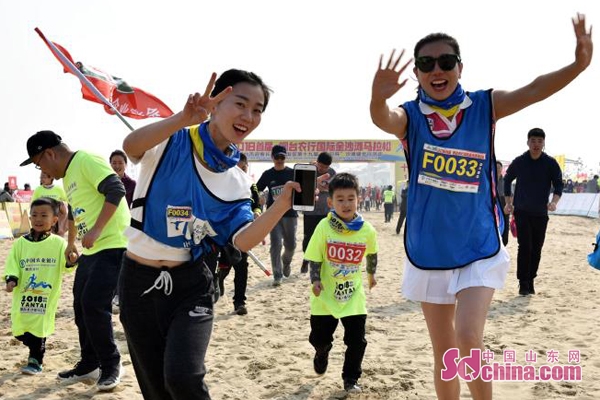 烟台开发区金沙滩马拉松开跑 掀起全民健身高潮