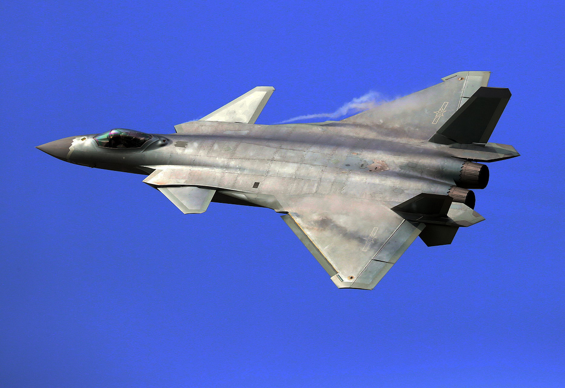 继歼20之后,又一款隐身战机被正式入列中国空军,从此中国空军在铭国