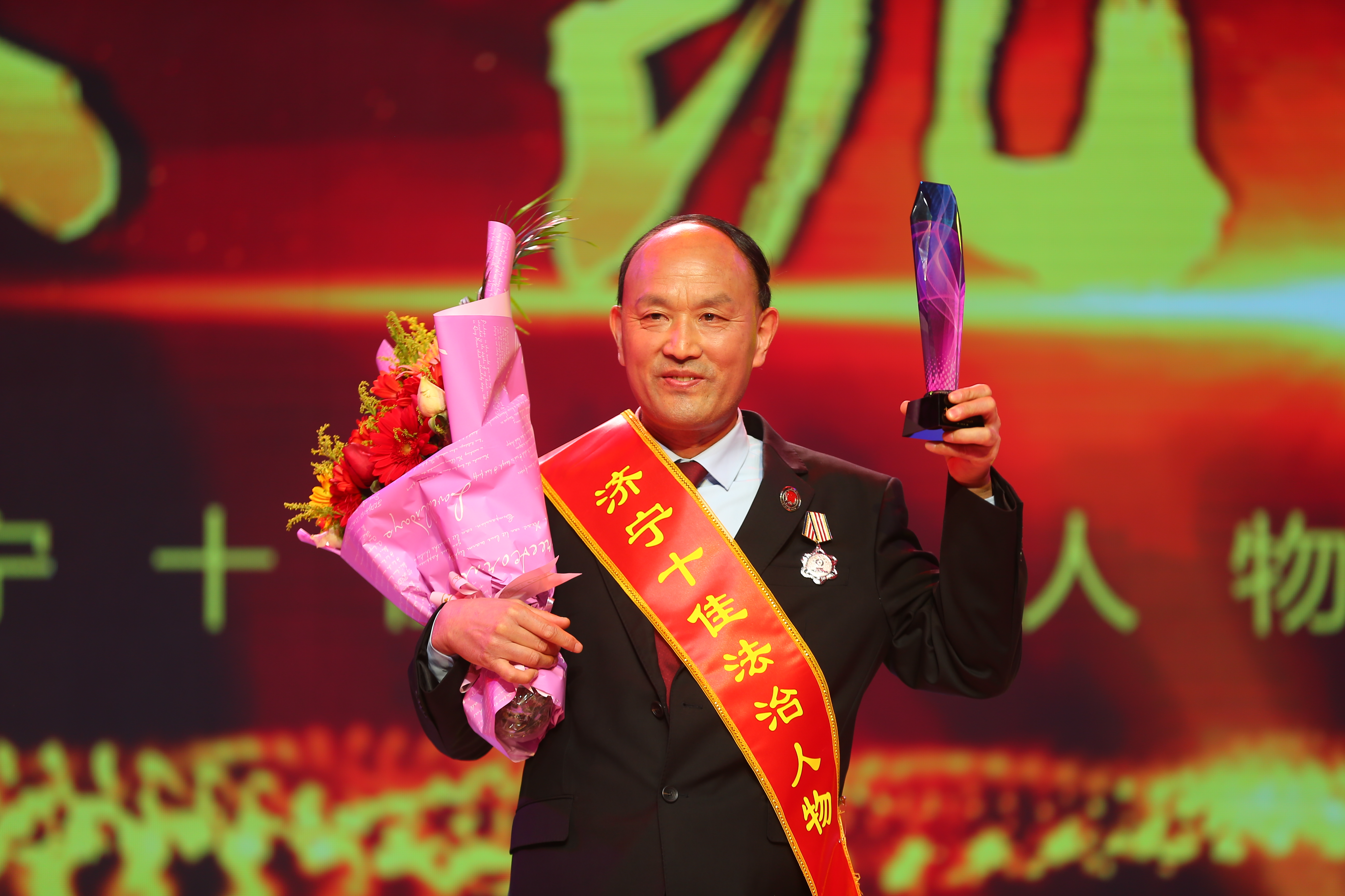 颁奖典礼现场掌声不断,观众们频为"法治人物"点赞