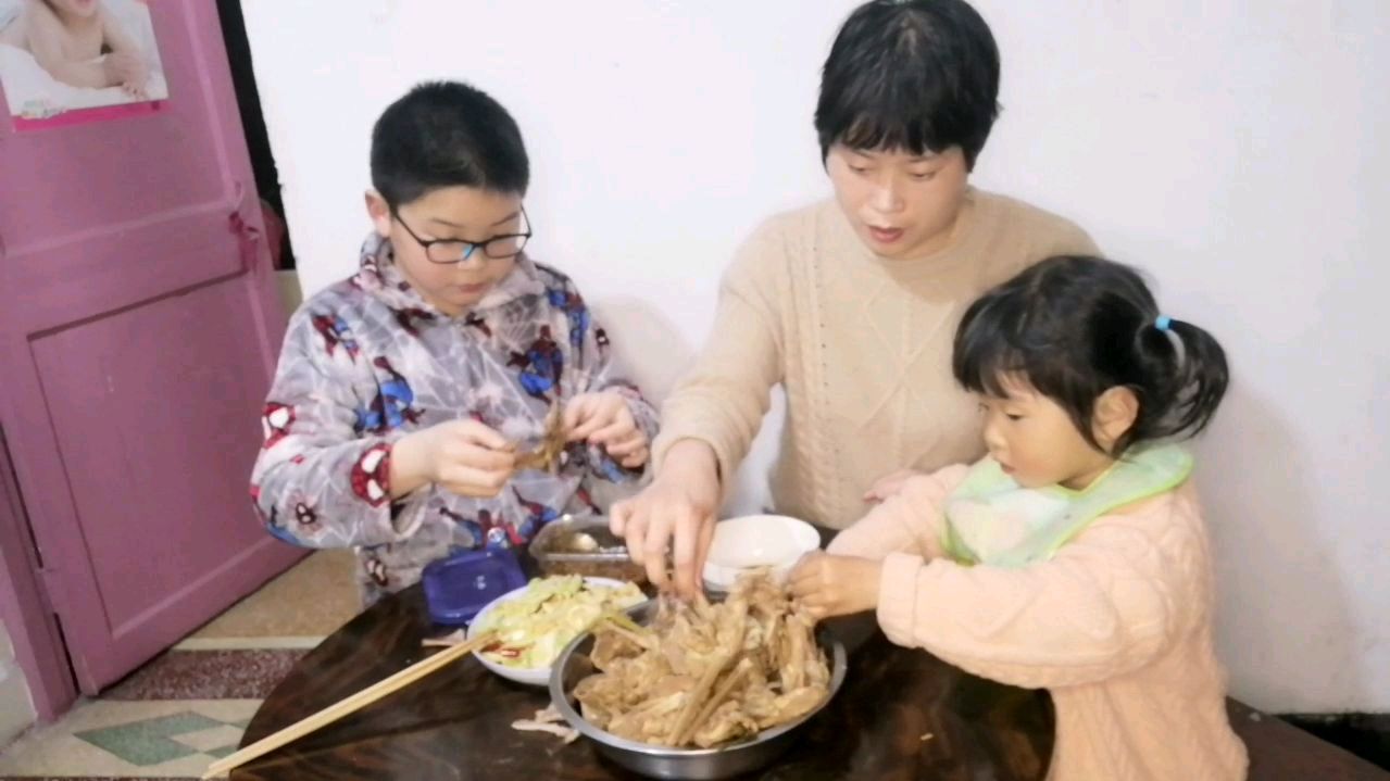 全职宝妈做一盆鸭蝴蝶给孩子解馋,看着孩子吃就是一种幸福