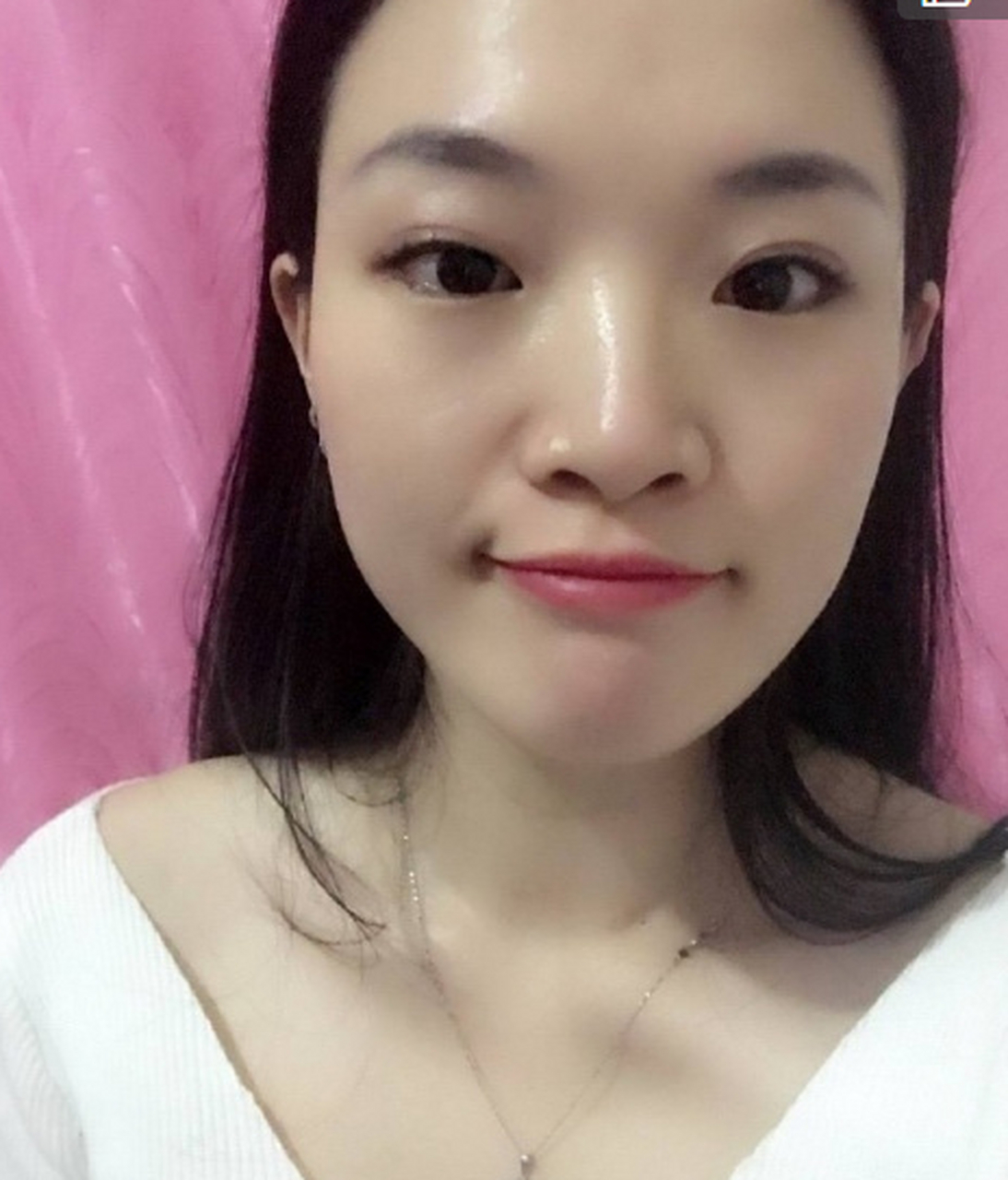 面相上田宅宫阔,眉,眼间距宽的多表现于对朋友大方,心地善良,人单纯