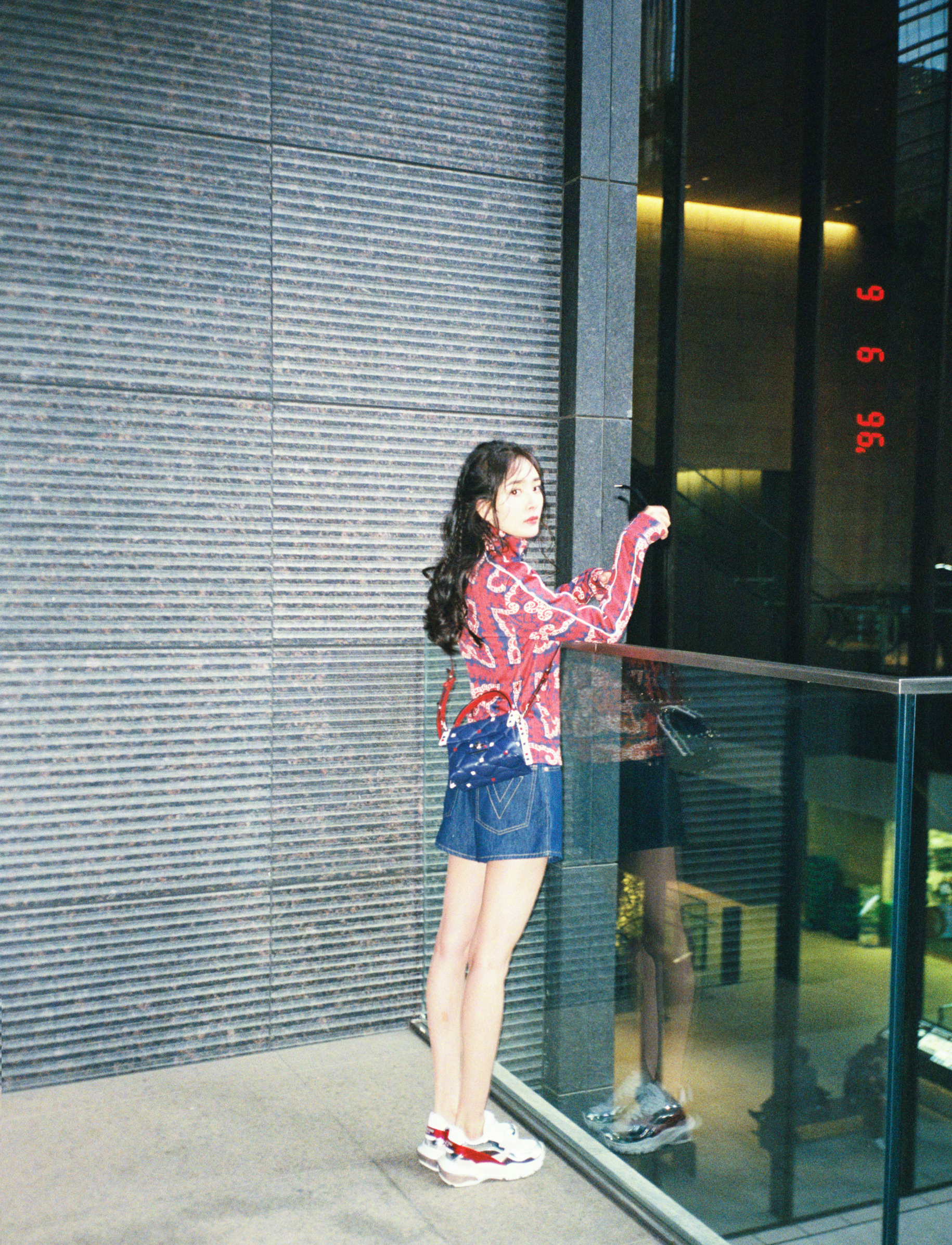 再次被杨幂的美貌圈粉!这组竹林写真复古俏皮,堪称拍照模板了