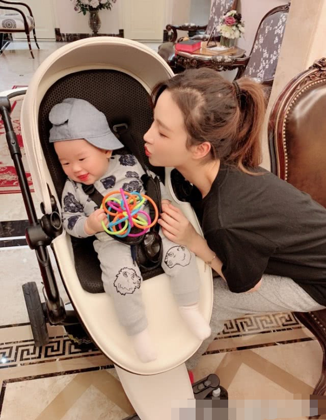 她是王思聪前女友中最成功的,如今结婚生子,事业爱情双丰收!