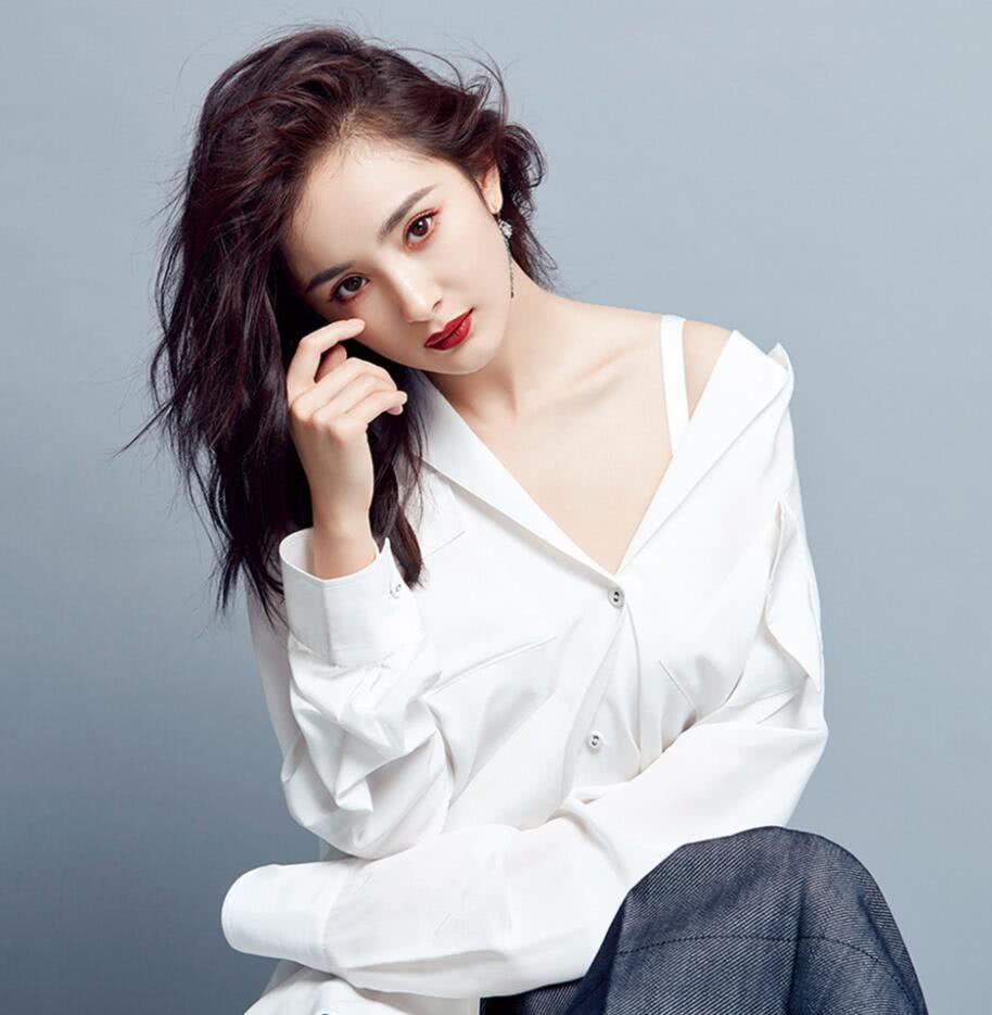 就是这么妖艳有魅力,这眼神让人想靠近又不敢,简直就是高冷女神的典范