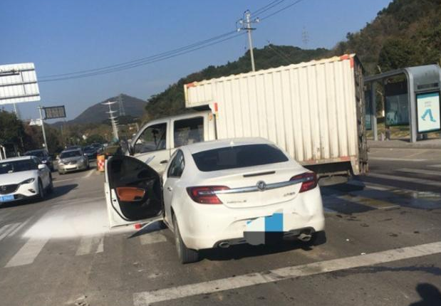 別克君威撞上小貨車車身,現場讓人驚訝,網友:防護措施很到位