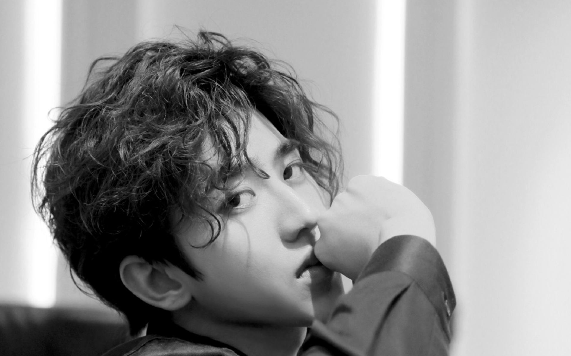 帅气洒脱的蔡徐坤魅力黑白写真,演绎时尚黑白色调