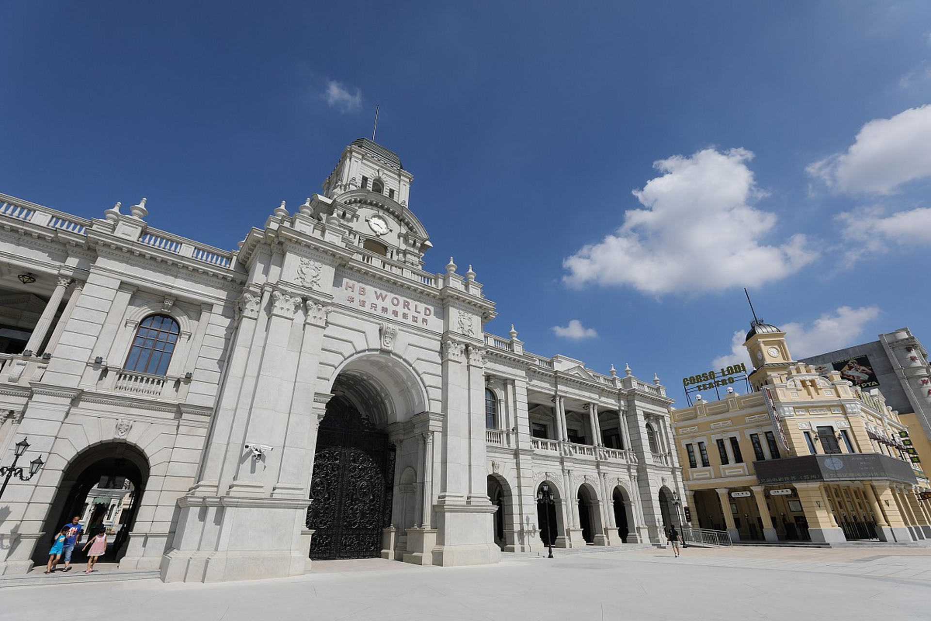 苏州华谊兄弟影视城位于阳澄湖大道188号,以下是一些推荐游玩项目介绍
