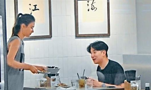 房祖名开跑车和最美千金何超莲约会,网友:望子成龙不如爹成龙