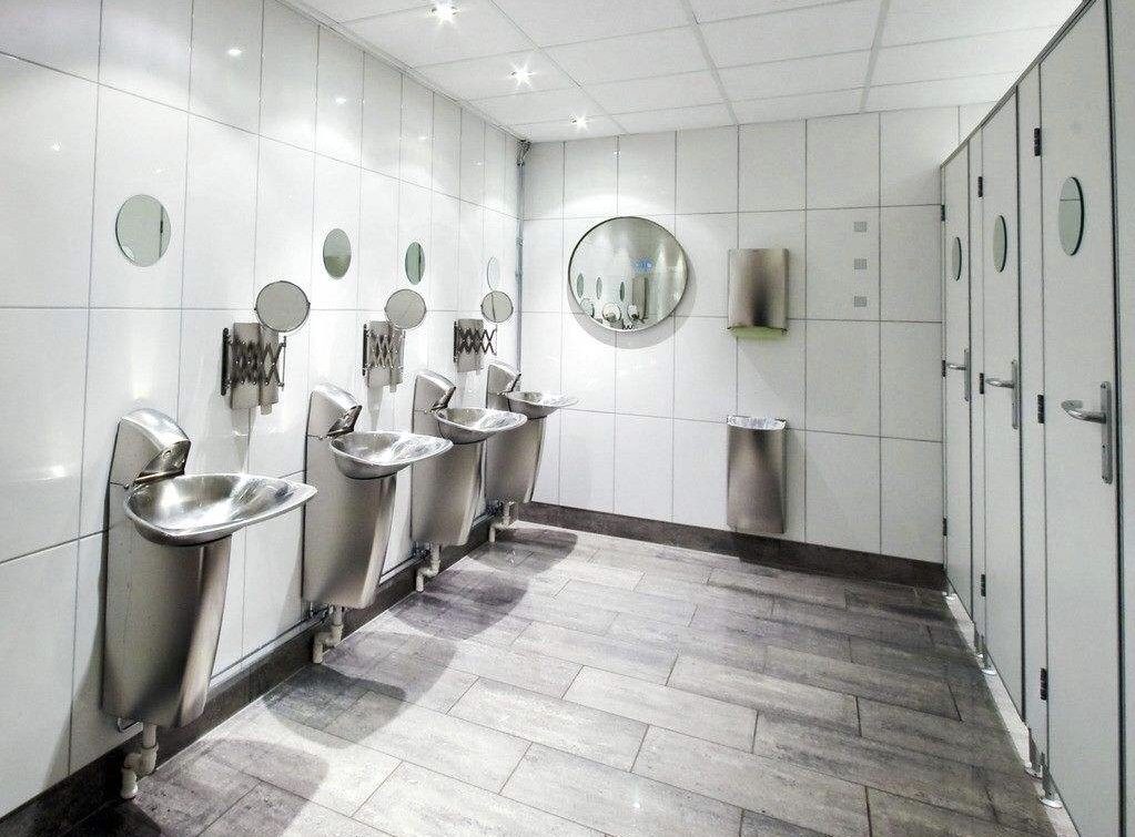 员工上厕所每天要交2元保洁费,工作人员:关你啥事,你怎么看?