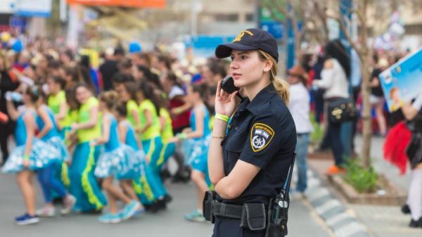 美女警察路边抽烟维护治安走红 网友:好像上去搭讪啊!