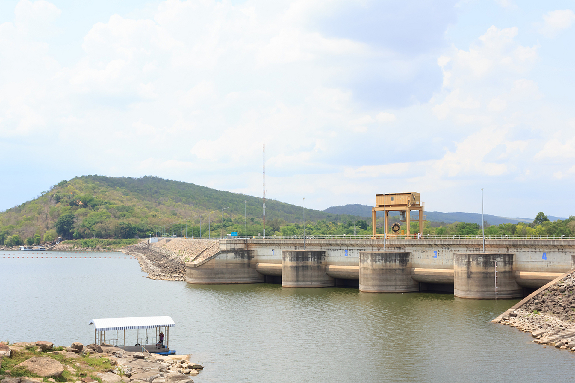 陕西省十大水库 1东庄水库:库容30亿立方米,位于礼泉县 2安康水库