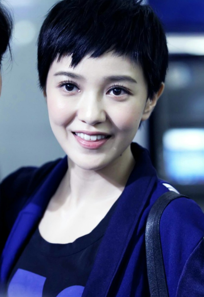 路人镜头下的郭采洁笑起来的样子好美啊,看完后有种过目难忘的感觉