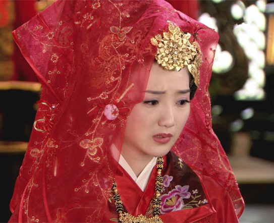 《大人物》透过红盖头上垂落的流苏,倩宁笑容甜美.