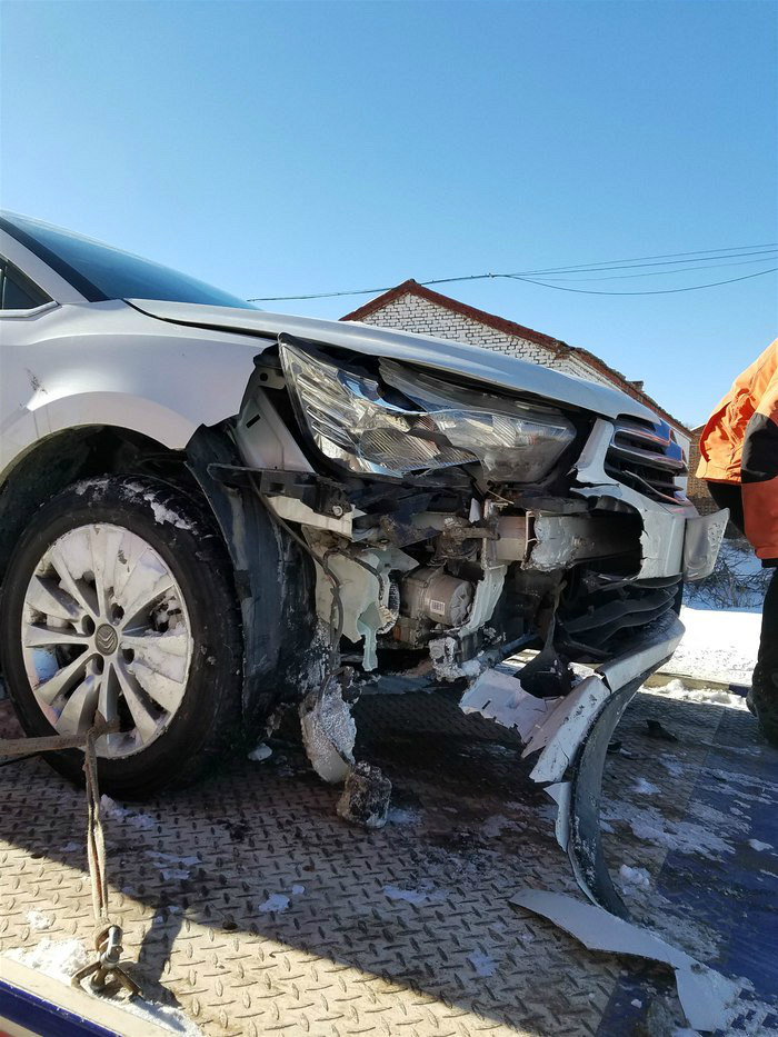 雪铁龙世嘉雪路侧滑翻沟,4s店定损后让车主欲哭无泪:雪路走不起