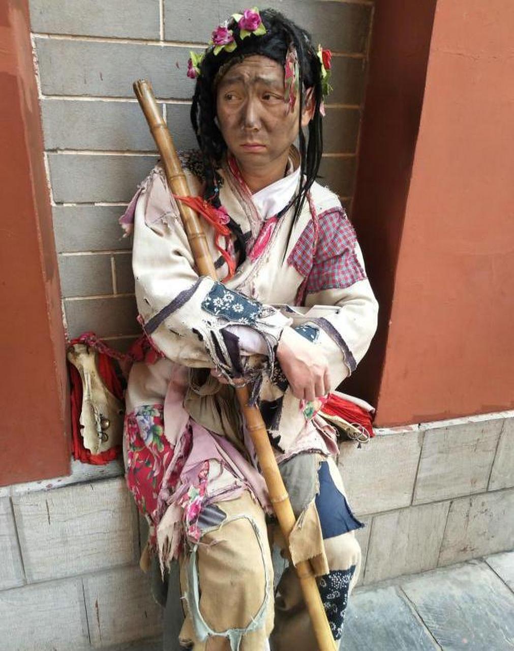 在河南开封的清明上河园,有这样的一位网红"乞丐"丐哥,与其说他是个