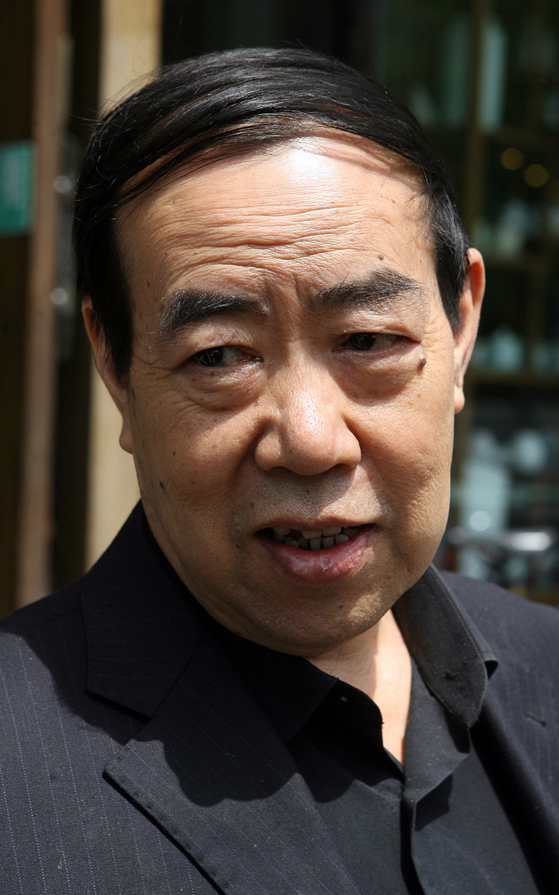 作家女儿学历pk 莫言的女儿管笑笑.2000年考入山东大学外语学院.