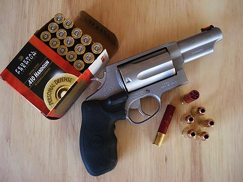 被称为手炮 可以发射霰弹的左轮手枪