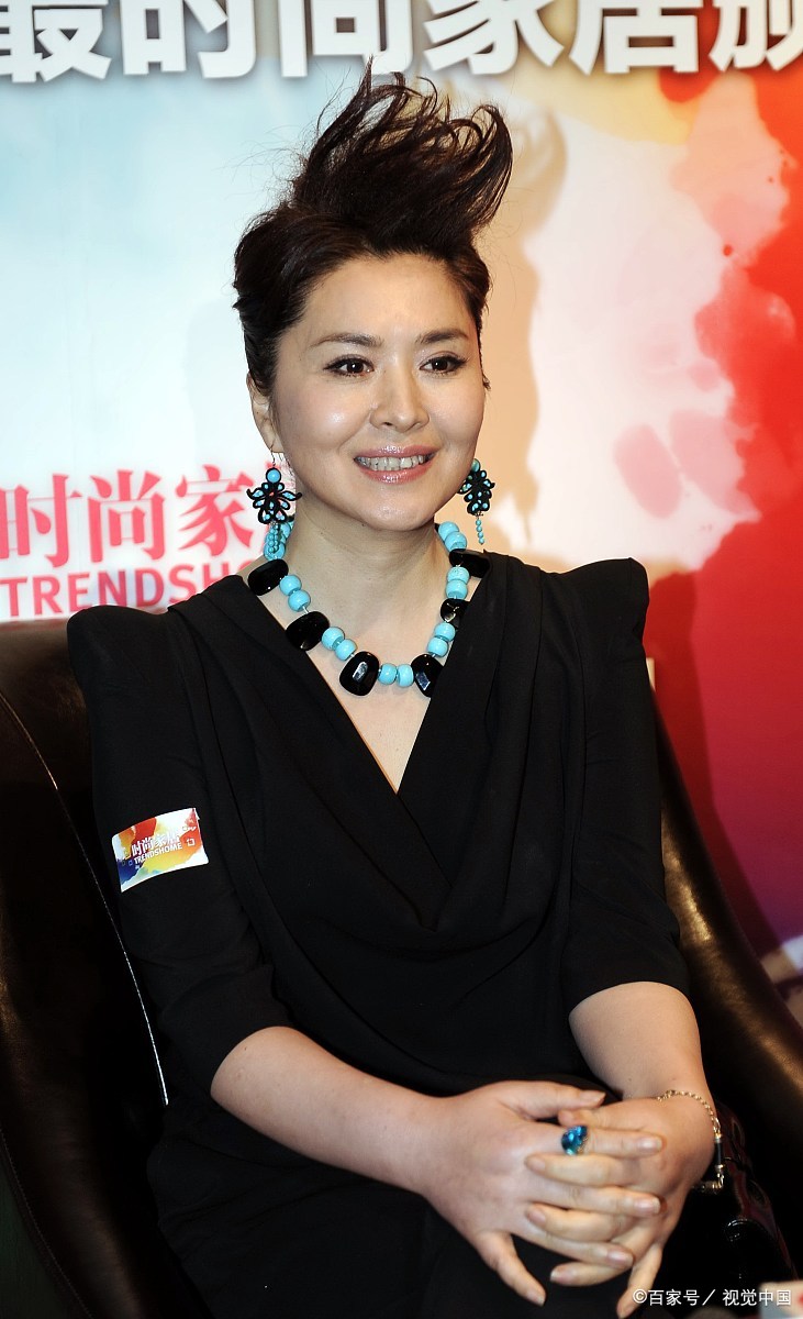 田歌:10年婚姻终分手,演员成功转型导演,主持,内心依然小女人