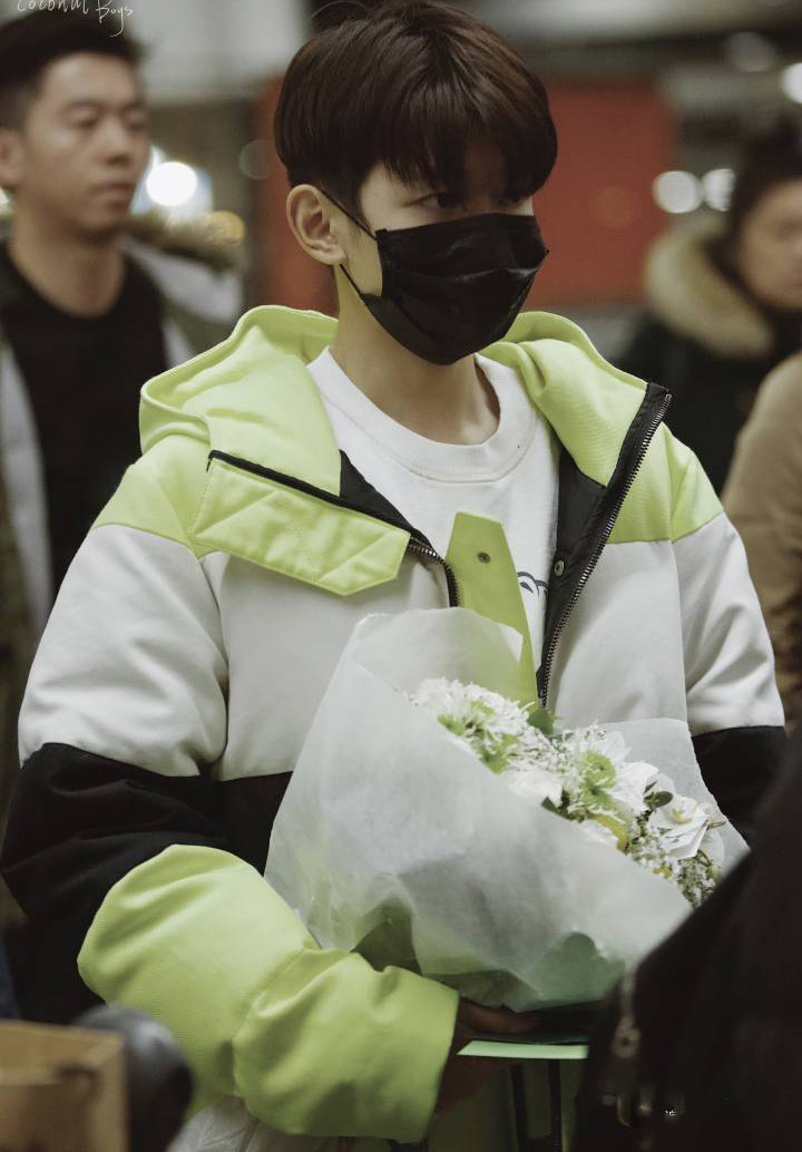 tfboys王源今日现身挪威 手捧鲜花活力十足