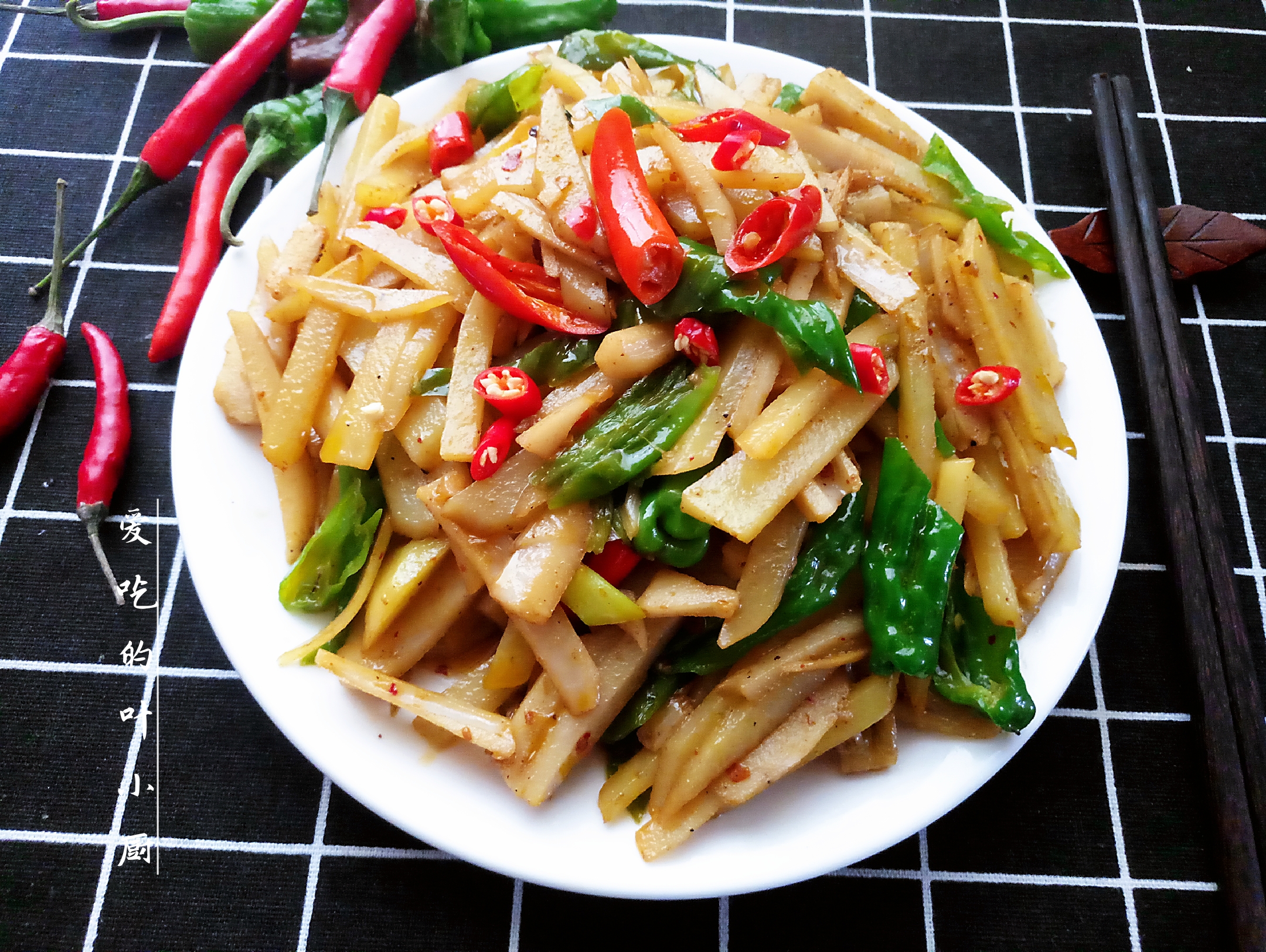 土豆条别只知道和辣椒一起炒,放些这食材,香辣爽脆,好吃又下饭