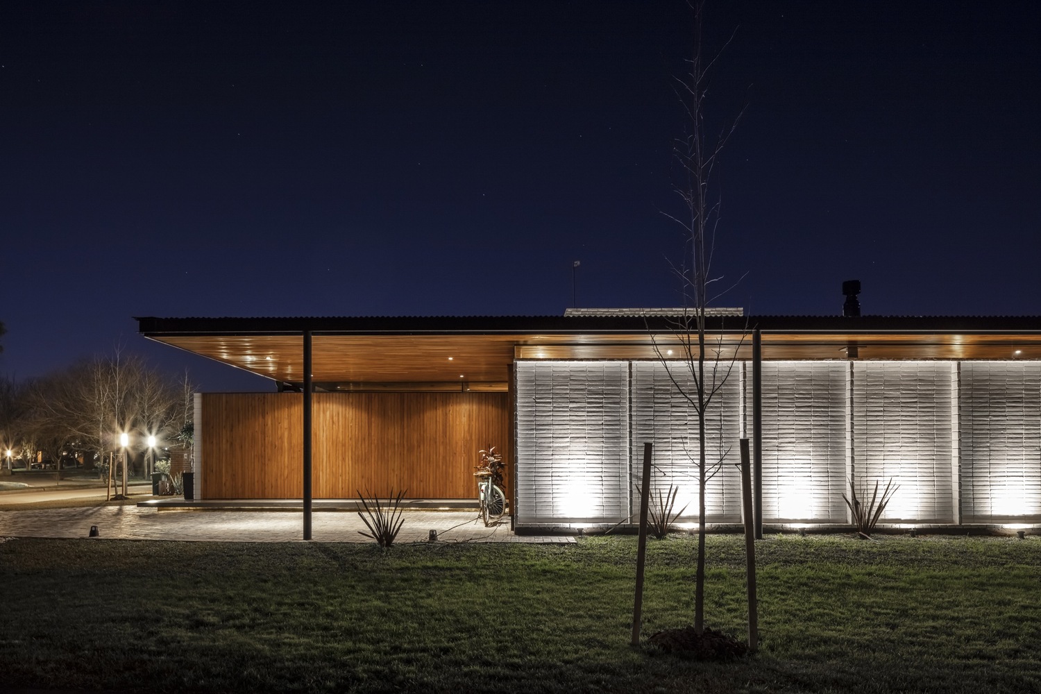 别墅泳池庭院夜景