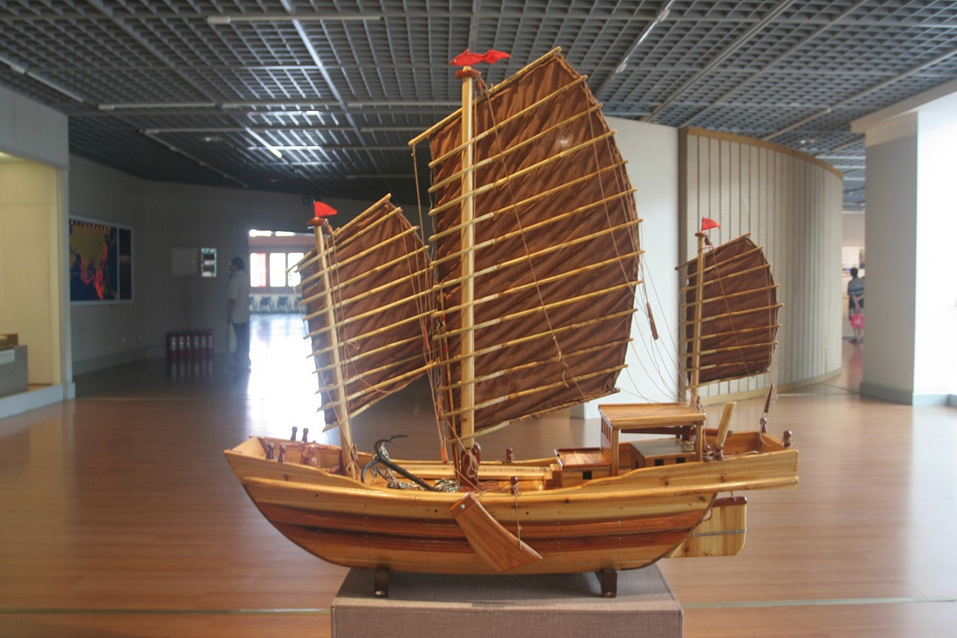 中国唯一有外国古船的博物馆,明代黄花梨古船,紫檀舵杆实属罕见  在